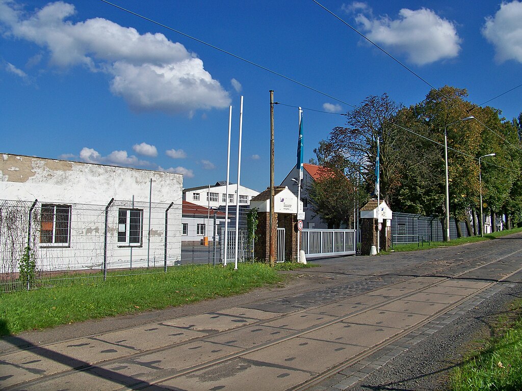 Lößnig von oben  Leipzig-Lößnig mit Stauteich und Rundling